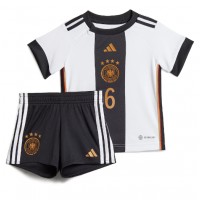 Tyskland Joshua Kimmich #6 Hjemme Trøje Børn VM 2022 Kortærmet (+ Korte bukser)